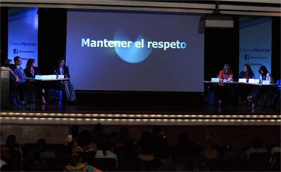 Panelistas y afectados en el Foro UN: Cirugías Estéticas que ponen en riesgo la salud. (Video).